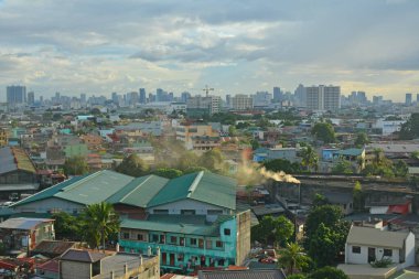QUEZON CITY, PH - NOV 27 - 27 Kasım 2021 'de Quezon City, Filipinler' de binalar ve yollarla şehir genel görünümü. Quezon şehri, Manila 'nın kuzeydoğusundaki Guadalupe Platosu' nda yer almaktadır..