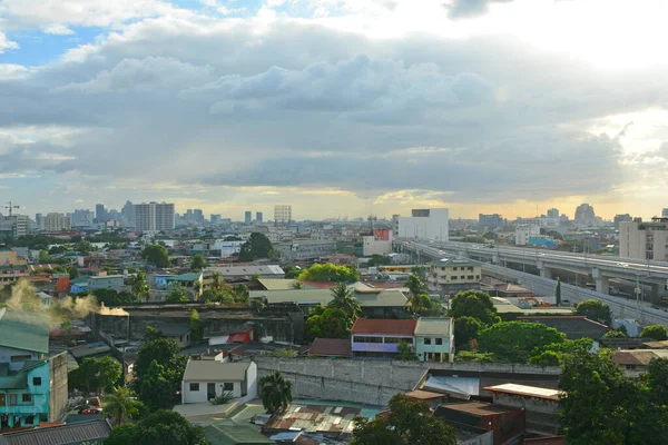 stock image QUEZON CITY, PH - NOV 27 - City overview with buildings and roads on November 27, 2021 in Quezon City, Philippines. Quezon City is located on the Guadalupe Plateau, just northeast of Manila, in the Philippines.