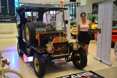 Paranak, PH-NOV 28 - Bumper 'dan Bumper Car Show' a 28 Kasım 2021 'de, Paranaque, Filipinler' de klasik araba. Bumper to Bumper, Filipinler 'de her yıl düzenlenen bir otomobil fuarıdır..