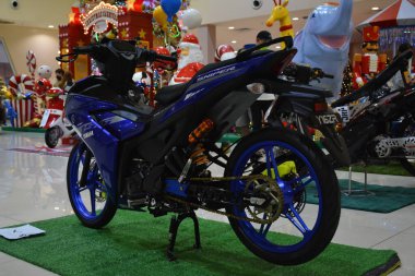QUEZON CITY, PH-11 - Yamaha motosikleti Wild Rides otomobil ve motor fuarında 11 Aralık 2021 'de Quezon City, Filipinler' de. Wild Rides, Filipinler 'de düzenlenen yıllık otomobil ve motor fuarıdır..
