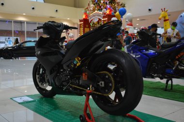 QUEZON CITY, PH-11 - Yamaha motosikleti Wild Rides otomobil ve motor fuarında 11 Aralık 2021 'de Quezon City, Filipinler' de. Wild Rides, Filipinler 'de düzenlenen yıllık otomobil ve motor fuarıdır..