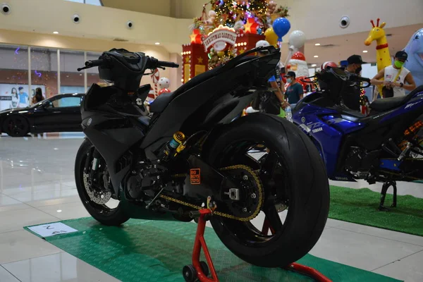 QUEZON CITY, PH-11 - Yamaha motosikleti Wild Rides otomobil ve motor fuarında 11 Aralık 2021 'de Quezon City, Filipinler' de. Wild Rides, Filipinler 'de düzenlenen yıllık otomobil ve motor fuarıdır..