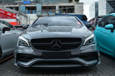 Pasay, PH-12 - Mercedes Benz arabası Bumper 'dan Tampon 16' ya 12 Aralık 2021 'de Pasay, Filipinler' de. Bumper to Bumper, tüm yıl boyunca Filipinler 'de düzenlenen bir otomobil fuarıdır..