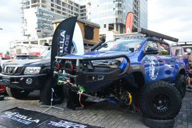 Pasay, PH-DEC 12 - Toyota hilux 12 Aralık 2021 'de Filipinler' in Pasay şehrinde Bumper 'dan Bumper' a 16 otomobil fuarında toplandı. Bumper to Bumper, tüm yıl boyunca Filipinler 'de düzenlenen bir otomobil fuarıdır..