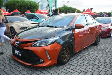 Pasay, PH-12 - Toyota vios at Bumper to Bumper 16 car show on 12 Aralık 2021, Pasay, Filipinler. Bumper to Bumper, tüm yıl boyunca Filipinler 'de düzenlenen bir otomobil fuarıdır..