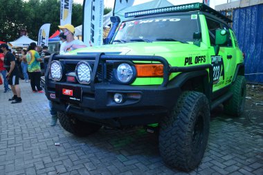 Pasay, PH-12 - Toyota FJ kruvazörü Bumper 'dan Tampon 16' ya 12 Aralık 2021 'de Pasay, Filipinler' de. Bumper to Bumper, tüm yıl boyunca Filipinler 'de düzenlenen bir otomobil fuarıdır..