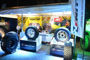 Pasay, PH-12 - Nitto Bumper 'dan Bumper' a 16 araba fuarında 12 Aralık 2021 'de Pasay, Filipinler' de lastikler. Bumper to Bumper, tüm yıl boyunca Filipinler 'de düzenlenen bir otomobil fuarıdır..