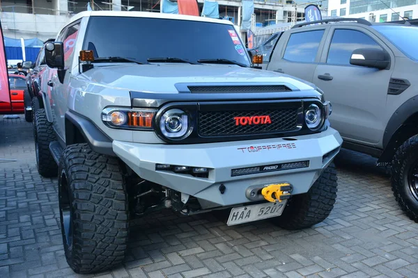 Pasay, PH-12 - Toyota FJ kruvazörü Bumper 'dan Tampon 16' ya 12 Aralık 2021 'de Pasay, Filipinler' de. Bumper to Bumper, tüm yıl boyunca Filipinler 'de düzenlenen bir otomobil fuarıdır..