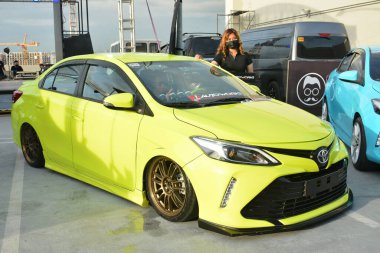 PARANAQUE, PH - 18 DEC - Toyota vios 18 Aralık 2021 tarihinde Paranaque, Filipinler 'de All In araba fuarında. In, Filipinler 'de her yıl düzenlenen bir araba fuarıdır..