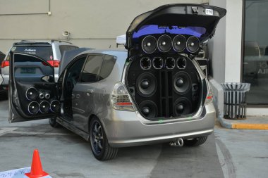 PARANAQUE, PH - 18 DEC - Honda Jazz Car hoparlörleri 18 Aralık 2021 tarihinde Paranaque, Filipinler 'de gerçekleştirildi. In, Filipinler 'de her yıl düzenlenen bir araba fuarıdır..