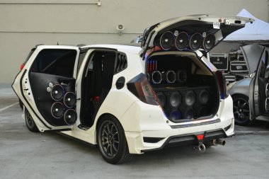 PARANAQUE, PH - 18 DEC - Honda Jazz Car hoparlörleri 18 Aralık 2021 tarihinde Paranaque, Filipinler 'de gerçekleştirildi. In, Filipinler 'de her yıl düzenlenen bir araba fuarıdır..