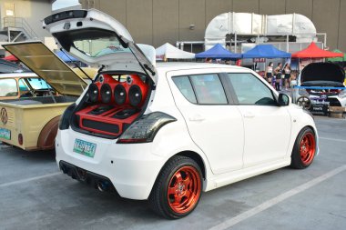 PARANAQUE, PH-DEC 18 - Suzuki Swift 18 Aralık 2021 tarihinde Paranaque, Filipinler 'de All In araba fuarında. In, Filipinler 'de her yıl düzenlenen bir araba fuarıdır..