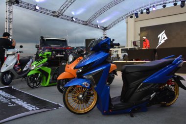 PARANAQUE, PH-DEC 18 - Yamaha motosikleti 18 Aralık 2021 tarihinde Paranaque, Filipinler 'de All In araba fuarında. In, Filipinler 'de her yıl düzenlenen bir araba fuarıdır..