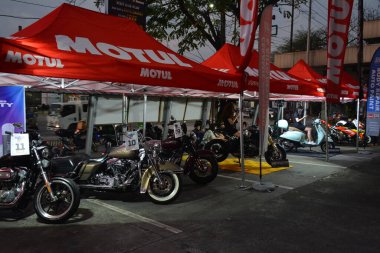 MANILA, PH-23 - 23 Aralık 2021 'de Manila, Filipinler' de Bike 2 motorsiklet fuarında motosiklet gösterisi. Motosiklet 2, Filipinler 'de yapılan bir motosiklet fuarıdır.. 