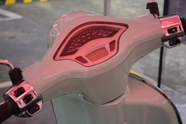 MANILA, PH-23 - Vespa Piaggio hız göstergesi 23 Aralık 2021 tarihinde Manila, Filipinler 'de Bike 2 motorsiklet gösterisinde. Motosiklet 2, Filipinler 'de yapılan bir motosiklet fuarıdır.. 
