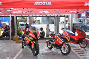 MANILA, PH-23 - Motul motorsiklet gösterisi 23 Aralık 2021 tarihinde Manila, Filipinler 'de. Motosiklet 2, Filipinler 'de yapılan bir motosiklet fuarıdır.. 