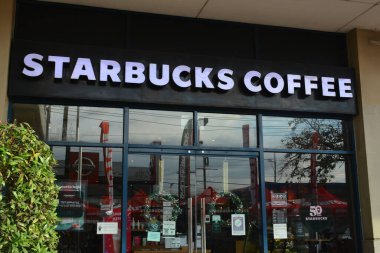 MANILA, PH-23 - Starbucks kahve cephesi 23 Aralık 2021 'de Manila, Filipinler' de. Starbucks Corporation, merkezi Seattle, Washington 'da bulunan çok uluslu bir kahve dükkanı zinciri.. 