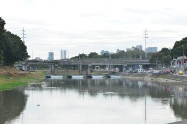 MARIKINA, PH - 12 Şubat - Riverbanks Center River 12 Şubat 2022, Marikina, Filipinler. Riverbanks Center, alışveriş, eğlence, iş ve ticari amaçlı bir bütünleşik geliştirme kompleksidir..