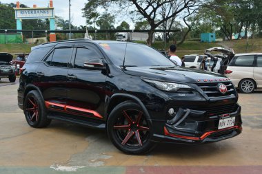 MARIKINA, PH - 12 Şubat - 12 Şubat 2022 tarihinde Filipinler, Marikina 'da VIP prodüksiyon otomobil fuarında Toyota falcı SUv. VIP Prodüksiyon, Filipinler 'de ülke çapında düzenlenen bir otomobil fuarıdır..