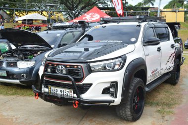 MARIKINA, PH - 12 Şubat - Toyota hilux 12 Şubat 2022 tarihinde Marikina, Filipinler 'de VIP prodüksiyon otomobil fuarından alındı. VIP Prodüksiyon, Filipinler 'de ülke çapında düzenlenen bir otomobil fuarıdır..