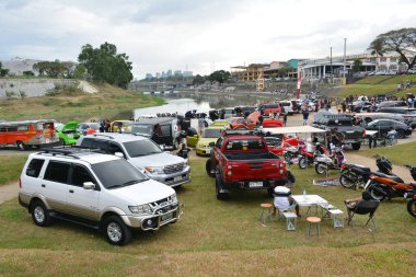 MARIKINA, PH - 12 Şubat - VIP prodüksiyon otomobil fuarında 12 Şubat 2022 tarihinde Marikina, Filipinler 'de araba ve motosiklet sergilenmektedir. VIP Prodüksiyon, Filipinler 'de ülke çapında düzenlenen bir otomobil fuarıdır..