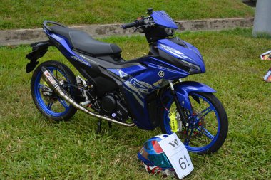 MARIKINA, PH - 12 Şubat - Yamaha 155 motosiklet VIP prodüksiyon otomobil fuarında 12 Şubat 2022 tarihinde Marikina, Filipinler 'de. VIP Prodüksiyon, Filipinler 'de ülke çapında düzenlenen bir otomobil fuarıdır..
