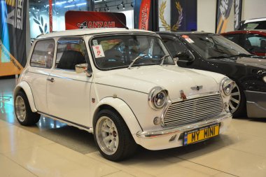 13 Şubat 2022 'de Filipinler, Paranaque' da Bumper 'dan Bumper' a araba fuarında Mini Cooper. Bumper to Bumper, tüm yıl boyunca Filipinler 'de düzenlenen bir otomobil fuarıdır..