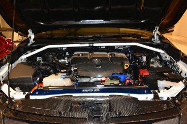 Paranak, PH - 13 Şubat - Bumper 'dan Bumper' a araba fuarında araba motoru 13 Şubat 2022 tarihinde Paranaque, Filipinler 'de. Bumper to Bumper, tüm yıl boyunca Filipinler 'de düzenlenen bir otomobil fuarıdır..