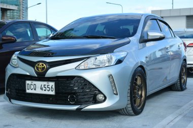SAN JUAN, PH - MAR 20 - Toyota vios 20 Mart 2022 tarihinde San Juan, Filipinler 'de GT Yaz Festivali' nde. GT Yaz Festivali, Filipinler 'de düzenlenen bir araba fuarıdır..