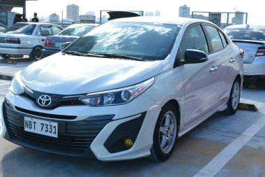 SAN JUAN, PH - MAR 20 - Toyota vios 20 Mart 2022 tarihinde San Juan, Filipinler 'de GT Yaz Festivali' nde. GT Yaz Festivali, Filipinler 'de düzenlenen bir araba fuarıdır..