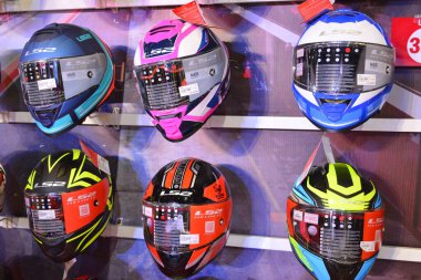 Pasay, PH-26 - 26 Mart 2022 'de Filipinler' in Pasay şehrinde yarışın içinde kasklar sergileniyor. İçerideki Yarış, her yıl Filipinler 'de yapılan bir otomobil fuarıdır..