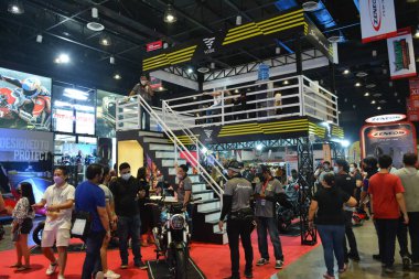 Pasay, PH-26 - 26 Mart 2022 'de Filipinler' in Pasay şehrinde Inside Racing Motorshow 'da motorsiklet standı. İçerideki Yarış, her yıl Filipinler 'de yapılan bir otomobil fuarıdır..