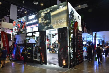 Pasay, PH - 26 Mart 2022 'de Filipinler' deki Inside Racing Motor Show 'da Spyder Miğfer standı. İçerideki Yarış, her yıl Filipinler 'de yapılan bir otomobil fuarıdır..