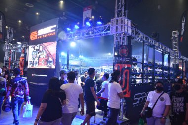 Pasay, PH-26 - 26 Mart 2022 'de Pasay, Filipinler' de Inside Racing Motorshow 'un yedek kulübesi. İçerideki Yarış, her yıl Filipinler 'de yapılan bir otomobil fuarıdır..