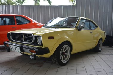 PASAY, PH - APR. 10 - Toyota corolla vintage araba 10 Nisan 2022 tarihinde Manila Uluslararası Otomobil Fuarı Pasay, Filipinler 'de. Manila Uluslararası Otomobil Fuarı, Filipinler 'de düzenlenen yıllık bir gösteridir..