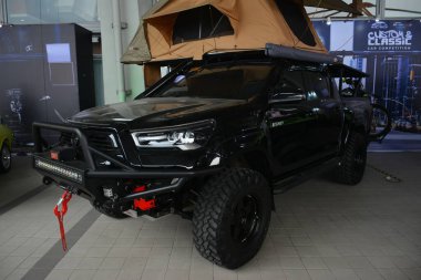 PASAY, PH - APR. 10 - Toyota Hilux Manila Uluslararası Otomobil Fuarı 'ndan 10 Nisan 2022' de Pasay, Filipinler 'de alındı. Manila Uluslararası Otomobil Fuarı, Filipinler 'de düzenlenen yıllık bir gösteridir..