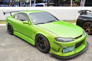 PASAY, PH - APR. 10 - Nissan silueti Manila Uluslararası Otomobil Fuarı 'nda 10 Nisan 2022 tarihinde Pasay, Filipinler' de. Manila International Auto Show, Filipinler 'de düzenlenen yıllık otomobil fuarıdır..