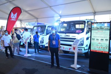 PASAY, PH - APR. 10 - 10 Nisan 2022 'de Filipinler, Pasay' da Manila Uluslararası Otomobil Fuarı 'nda JMC kamyon sergisi. Manila International Auto Show, Filipinler 'de düzenlenen yıllık otomobil fuarıdır..