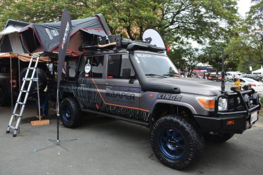 PASAY, PH - APR. 10 - 10 Nisan 2022 tarihinde Manila Uluslararası Otomobil Fuarı 'nda Toyota kruvazörü Pasay, Filipinler' de. Manila International Auto Show, Filipinler 'de düzenlenen yıllık otomobil fuarıdır..