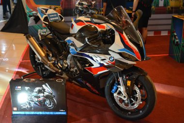 PASAY, PH - APR. 10 - 10 Nisan 2022 tarihinde Manila Uluslararası Otomobil Fuarı 'nda 1000 r motosiklet Pasay, Filipinler' de. Manila International Auto Show, Filipinler 'de düzenlenen yıllık otomobil fuarıdır..