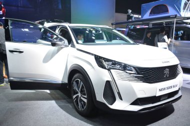 PASAY, PH - APR. 10 - Peugeot 5008, 10 Nisan 2022 tarihinde Manila Uluslararası Otomobil Fuarı 'nda jip, Pasay, Filipinler. Manila International Auto Show, Filipinler 'de düzenlenen yıllık otomobil fuarıdır..