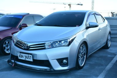Paranoyak, PH-APR. 24-Toyota Corolla, Crazy 4 kapılı araçta 24 Nisan 2022 'de Paranaque, Filipinler' de buluşuyor. Çılgın 4 kapı, hafta sonları Filipinler 'de yapılan bir araba yarışması..