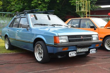 QuEZON CIY, PH - 14 Mayıs - Mitsubishi Lancer 14 Mayıs 2022 'de Quezon City, Filipinler' de G-Fest araba fuarında. G festivali Filipinler 'de bir Geely araba fuarıdır..