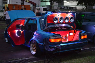 QUEZON CIY, PH - 14 Mayıs - Toyota Corolla 14 Mayıs 2022 'de Quezon City, Filipinler' deki G festivali araba fuarında ışık ve ses sistemini yönetti. G festivali Filipinler 'de bir Geely araba fuarıdır..