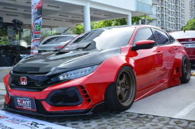 PARANAQUE, PH - 21 Mayıs - Honda Civic, 21 Mayıs 2022 tarihinde Pasay, Filipinler 'de şehir sınırlarının ötesinde bir araçla karşılaştı. Şehir sınırlarının ötesinde Filipinler 'de düzenlenen bir Honda şehir otomobil yarışması var..