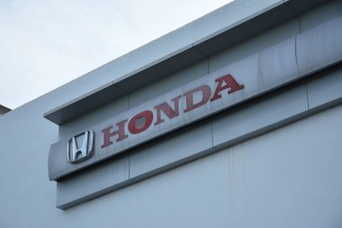 PARANAQUE, PH - 21 Mayıs - Honda vagonları Manila Bay showroom tabelası Beyond City Limanı otomobil karşılaşması 21 Mayıs 2022 tarihinde Pasay, Filipinler 'de. Şehir sınırlarının ötesinde Filipinler 'de düzenlenen bir Honda şehir otomobil yarışması var..