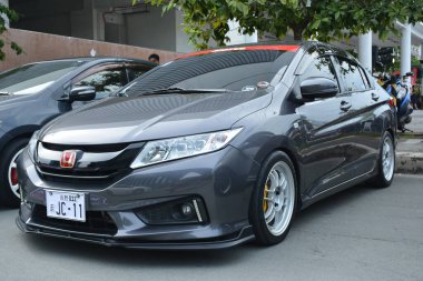 PARANAQUE, PH - 21 Mayıs - 21 Mayıs - Honda City Beyond city, 21 Mayıs 2022 tarihinde Pasay, Filipinler 'de buluşuyor. Şehir sınırlarının ötesinde Filipinler 'de düzenlenen bir Honda şehir otomobil yarışması var..