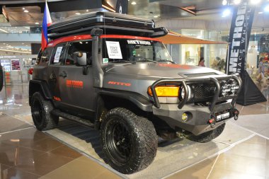 QUEZON CITY, PH - 12 Haziran - Toyota fj kruvazörü, Concept One off road platformlarından birinde 12 Haziran 2022 tarihinde Quezon City, Filipinler 'de sergilenmektedir. Offroad platformlarından birinin Filipinler 'de yapılmış bir araba sergisi olduğu kavramı. 
