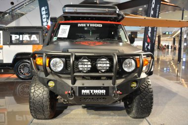 QUEZON CITY, PH - 12 Haziran - Toyota fj kruvazörü, Concept One off road platformlarından birinde 12 Haziran 2022 tarihinde Quezon City, Filipinler 'de sergilenmektedir. Offroad platformlarından birinin Filipinler 'de yapılmış bir araba sergisi olduğu kavramı. 