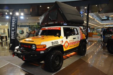 QUEZON CITY, PH - 12 Haziran - Toyota fj kruvazörü, Concept One off road platformlarından birinde 12 Haziran 2022 tarihinde Quezon City, Filipinler 'de sergilenmektedir. Offroad platformlarından birinin Filipinler 'de yapılmış bir araba sergisi olduğu kavramı. 